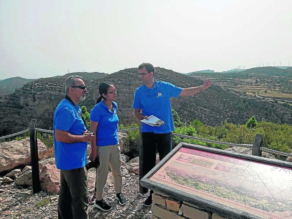 El paleontólogo Luis Mampel explica a los técnicos de la Unesco el valor geológico del Maestrazgo.