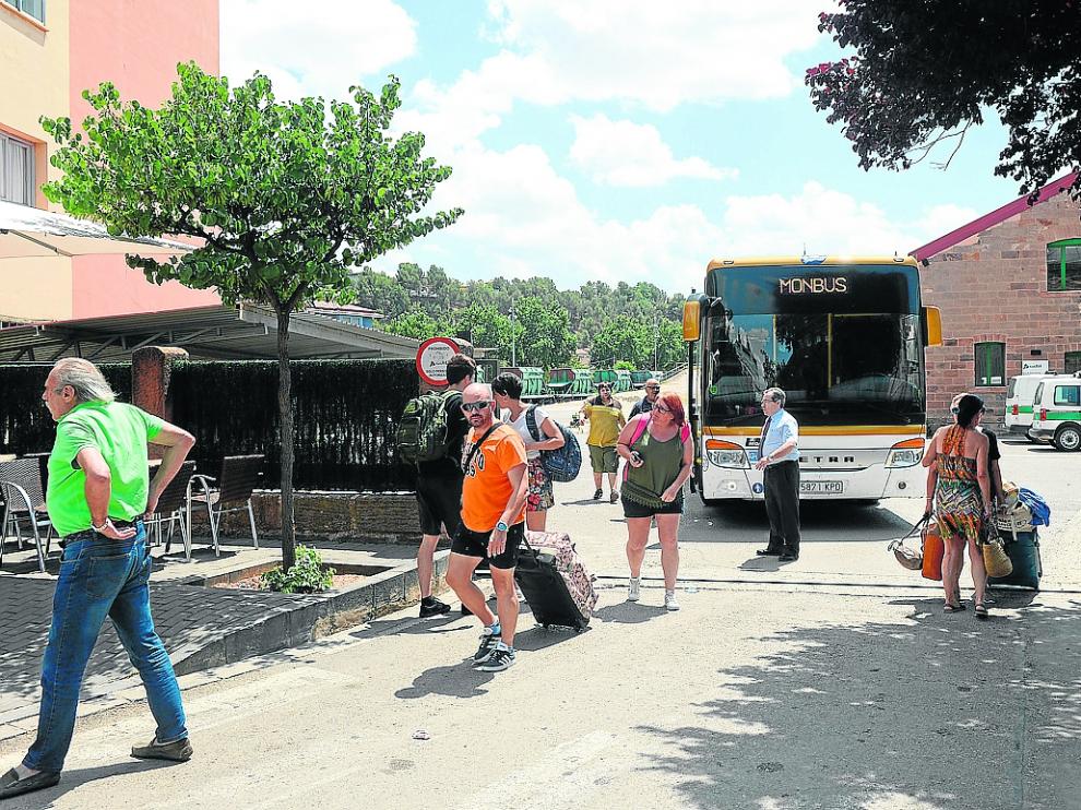 Un grupo de viajeros llega a Teruel, este domingo, en el bus contratado por Renfe para paliar la falta de tren.