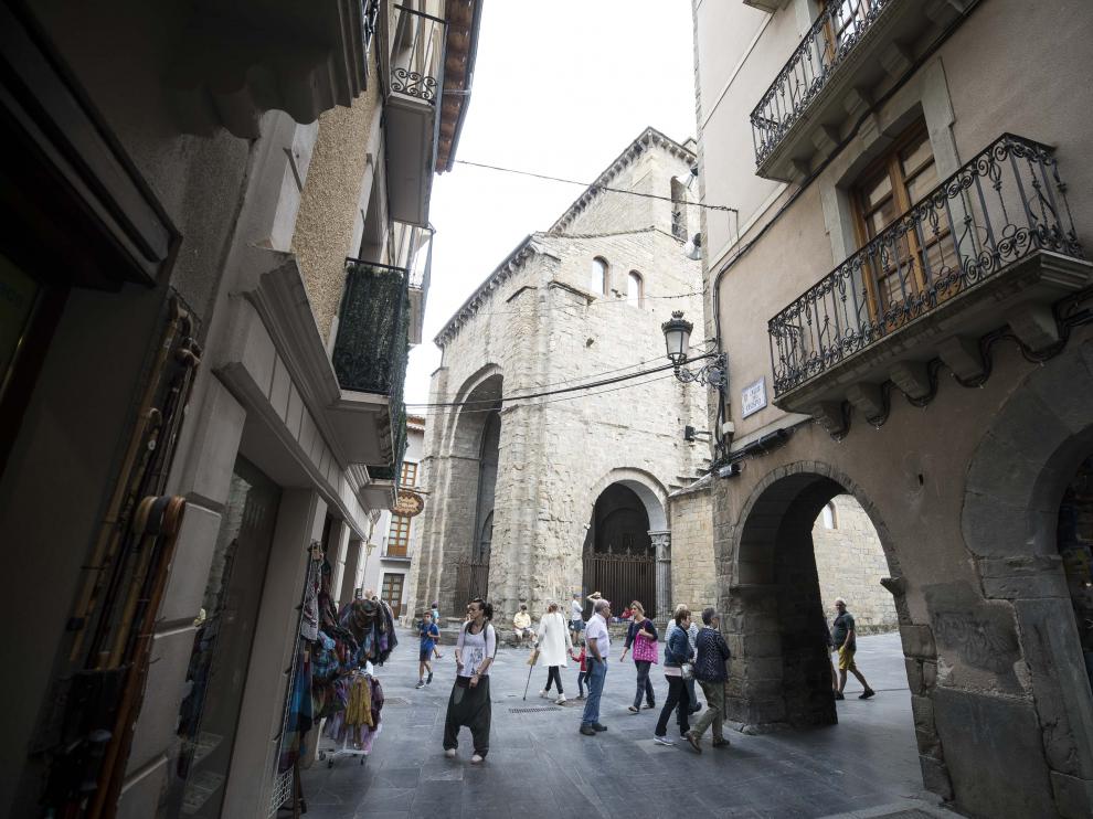La cuarta economía municipal de Aragón tiene un censo de casi 13.000 habitantes y mantiene servicios para 50.000, dado el número de sus pobladores ocasionales durante casi todo el año.
