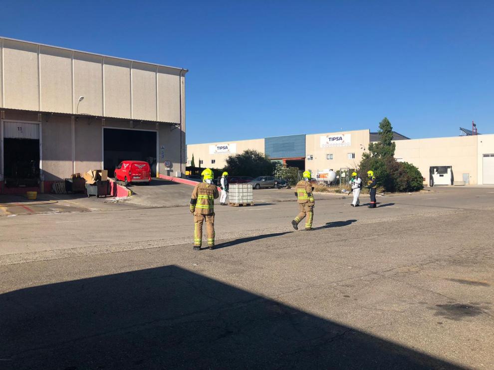 Efectivos de Bomberos junto al lugar del suceso, la empresa, Transportes Caballero.