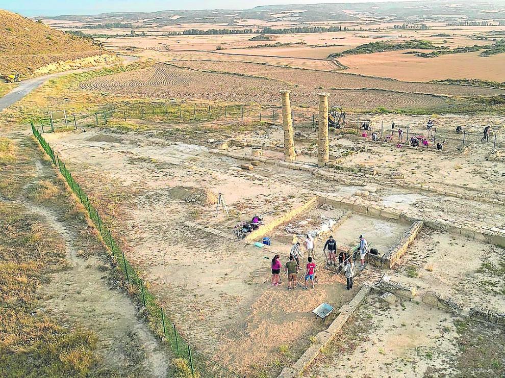 Panorámica de la zona de excavación, con los distintos participantes en la obra trabajando para descubrir nuevos yacimientos de la Antigua Roma.
