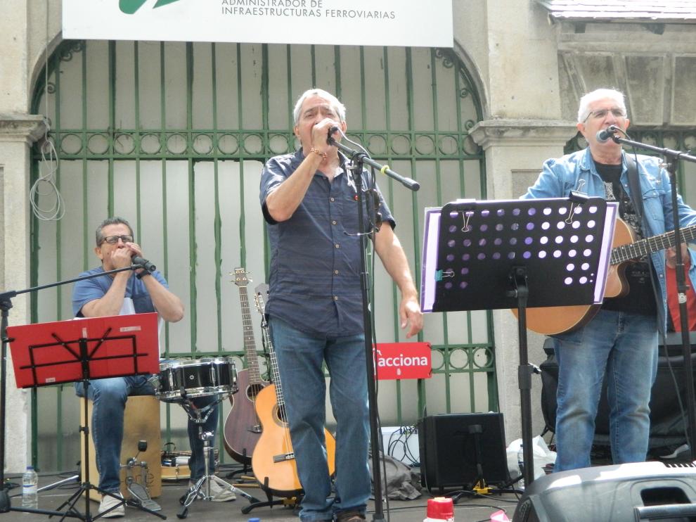 El grupo Adebán, en un acto reivindicativo en Canfranc.