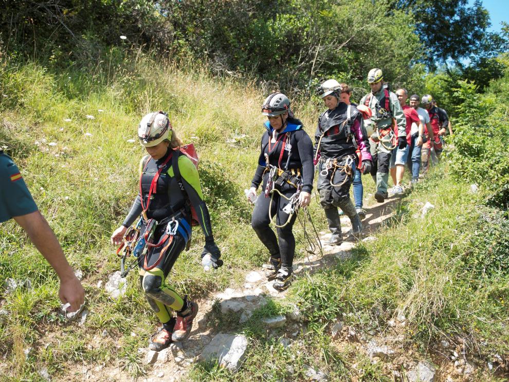 Las tres espeleólogas -en el centro- junto a miembros del equipo de rescate.