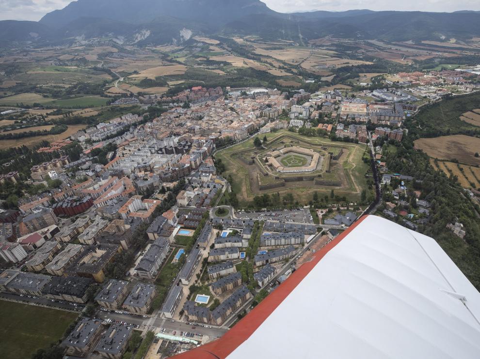 Vista aérea de Jaca, con la Ciudadela en el centro, junto al ala de la avioneta pilotada por Luis Ferreira.