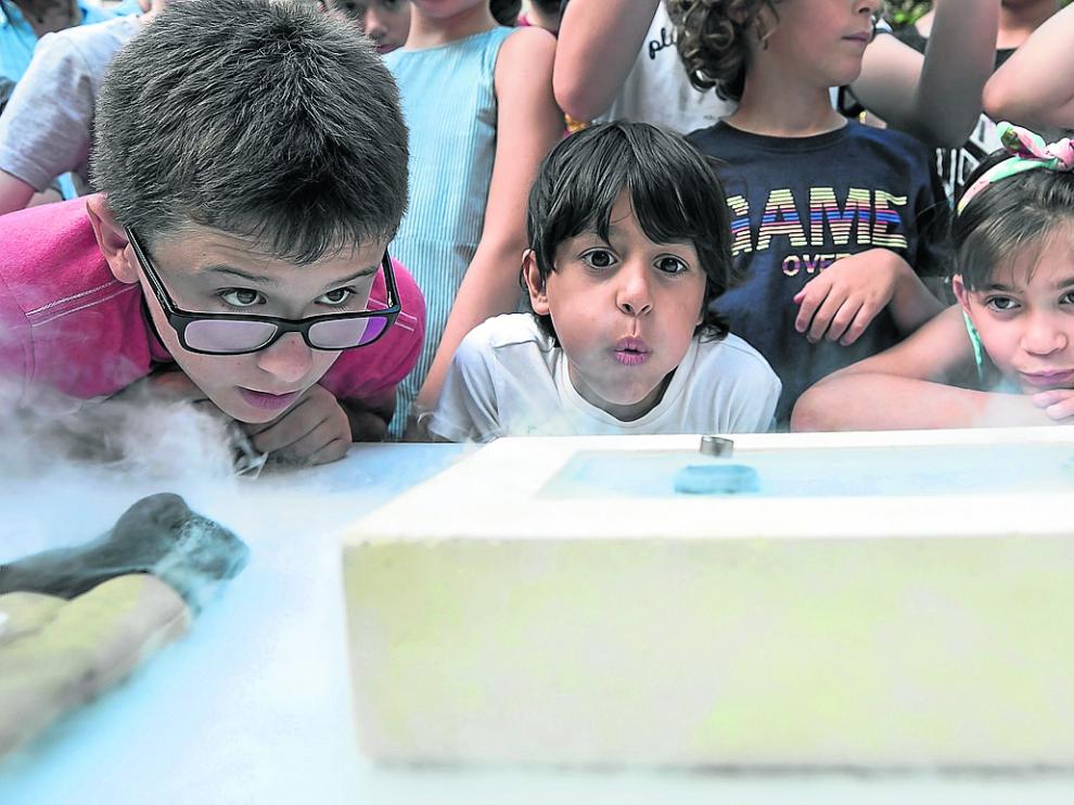 ‘La superconductividad a escena’. Los vecinos pudieron disfrutar ayer por la tarde en la plaza de San Felipe de una de las iniciativas de ‘Física para tod@s’. En ella, los expertos hicieron levitar diferentes objetos usando nitrógeno líquido, algo que causó admiración entre los más pequeños.