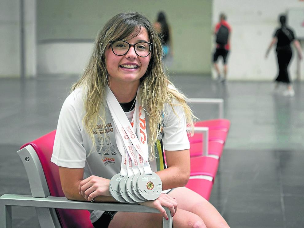 Nerea Langa, con las cinco medallas conquistadas, ayer en la estación Delicias de Zaragoza.