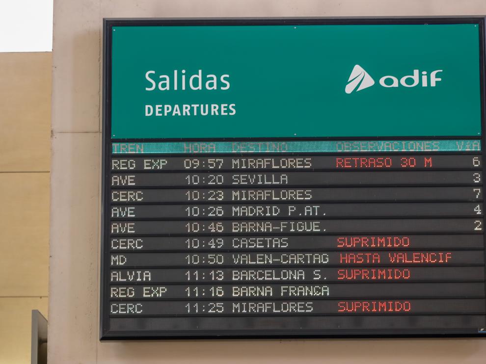 Primera jornada de la huelga de Renfe en la Estación Delicias de Zaragoza, donde se han cancelado cuatro trenes y al menos dos van con retraso.