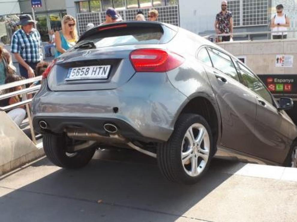 El coche, empotrado en las escaleras del metro en la barcelonesa plaza de España.