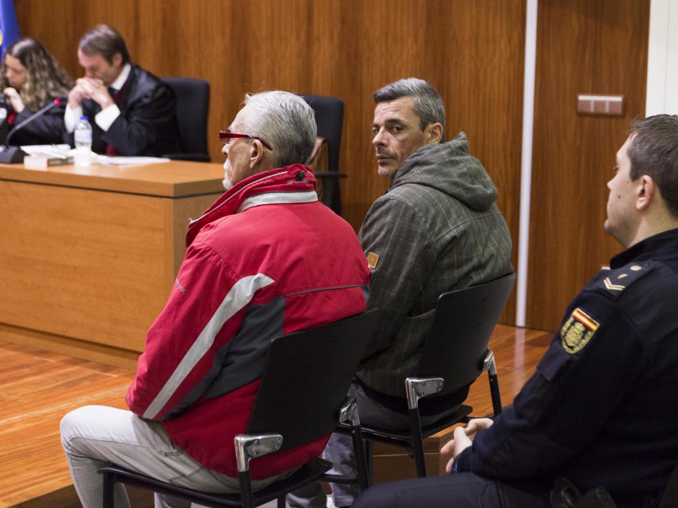 El autor material del acuchillamiento, mirando a la cámara, y su padre, con chaqueta roja, durante el juicio celebrado en Zaragoza.