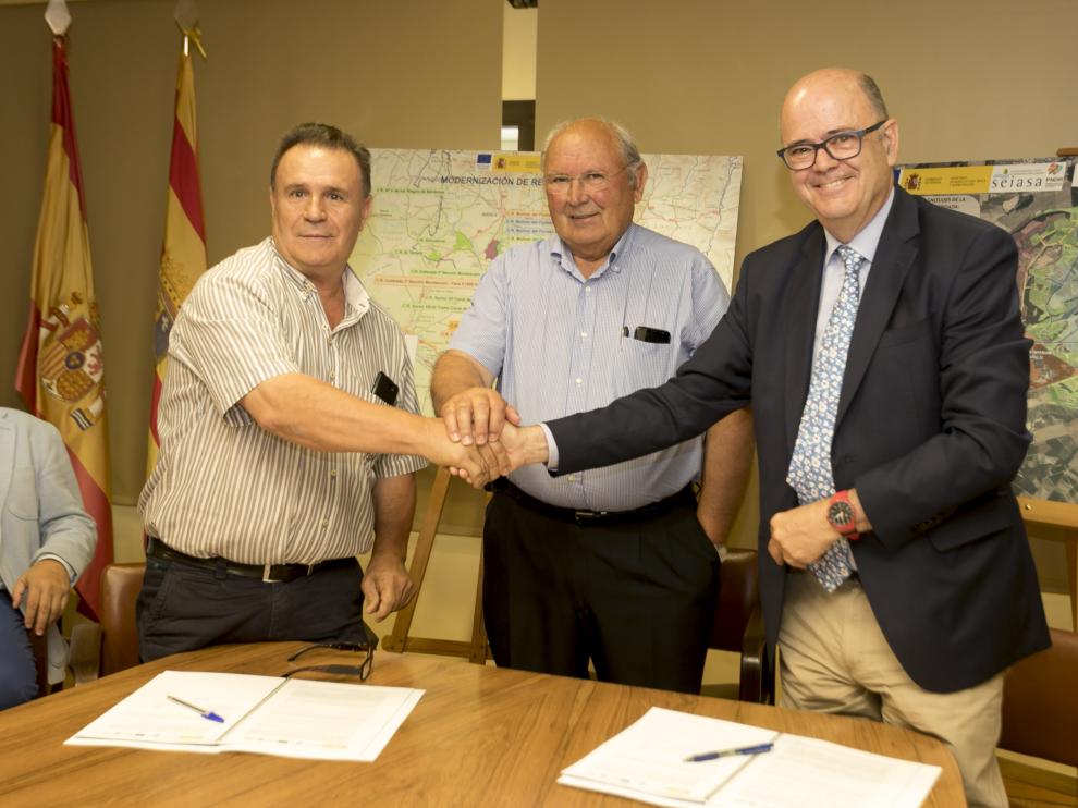De izquierda a derecha los presidentes de la comunidad de Orillena, de Riegos del Alto Aragón y de Seiasa.