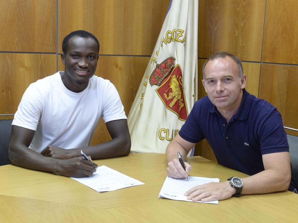 Christian Lapetra y Raphael Dwamena durante la firma del contrato con el Real Zaragoza.