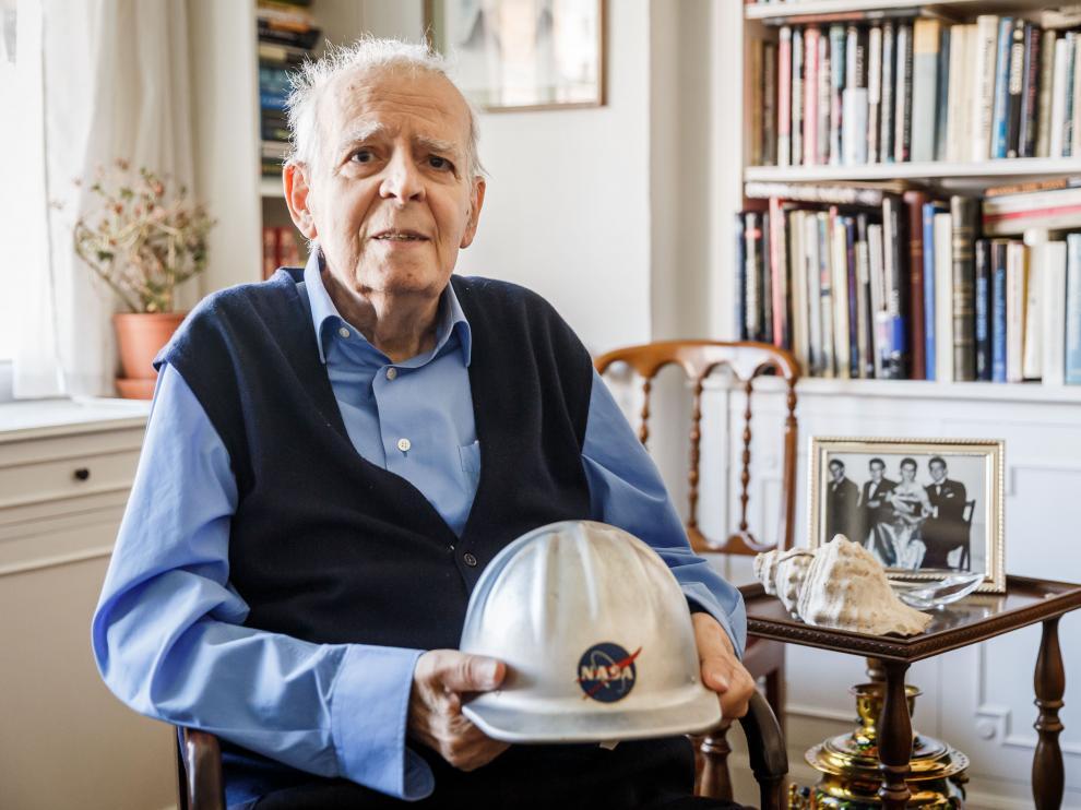 Luis Ruiz de Gopegui todavía conserva el casco de la NASA que tantos años llevó sobre su cabeza