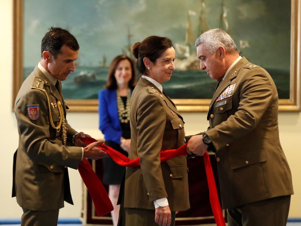 El jefe de Estado Mayor del Ejército, el general Francisco Javier Varela, impone el fajín que reconoce a la nueva general Patricia Otega como miembro de uno de los máximos escalafones del Ejército de Tierra.
