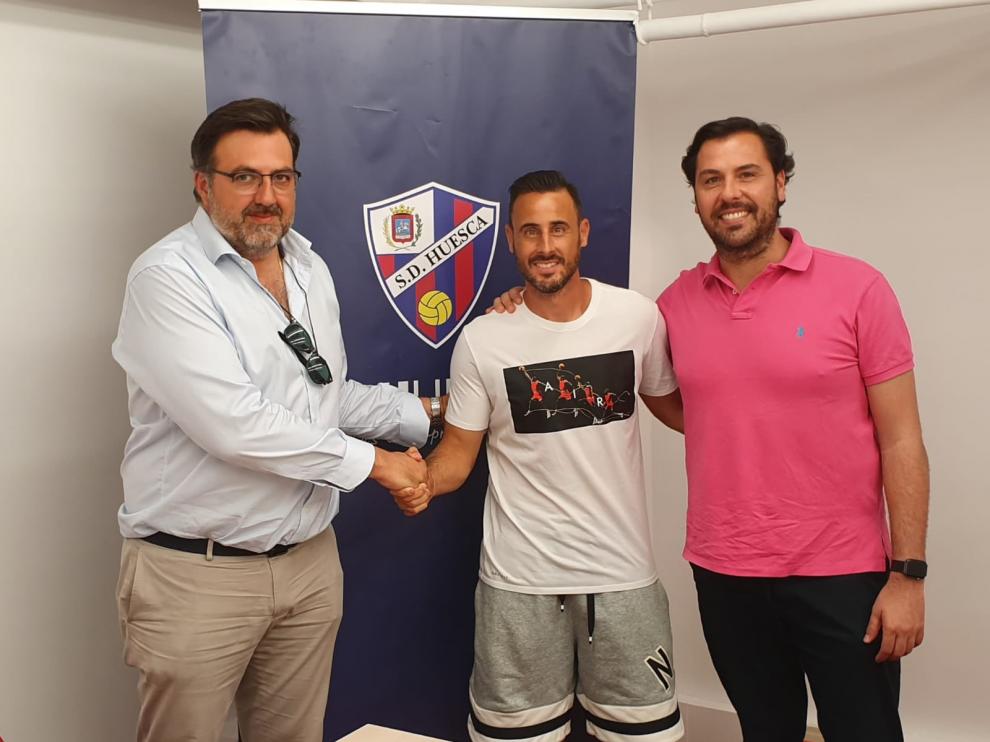 Pedro López, entre Manuel Torres y Rubén García, en la sede de la SD Huesca.
