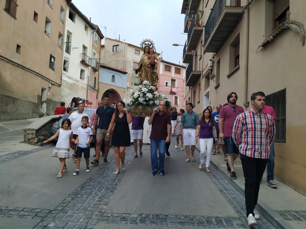 La Virgen recorre las calles del barrio de La Almehora.