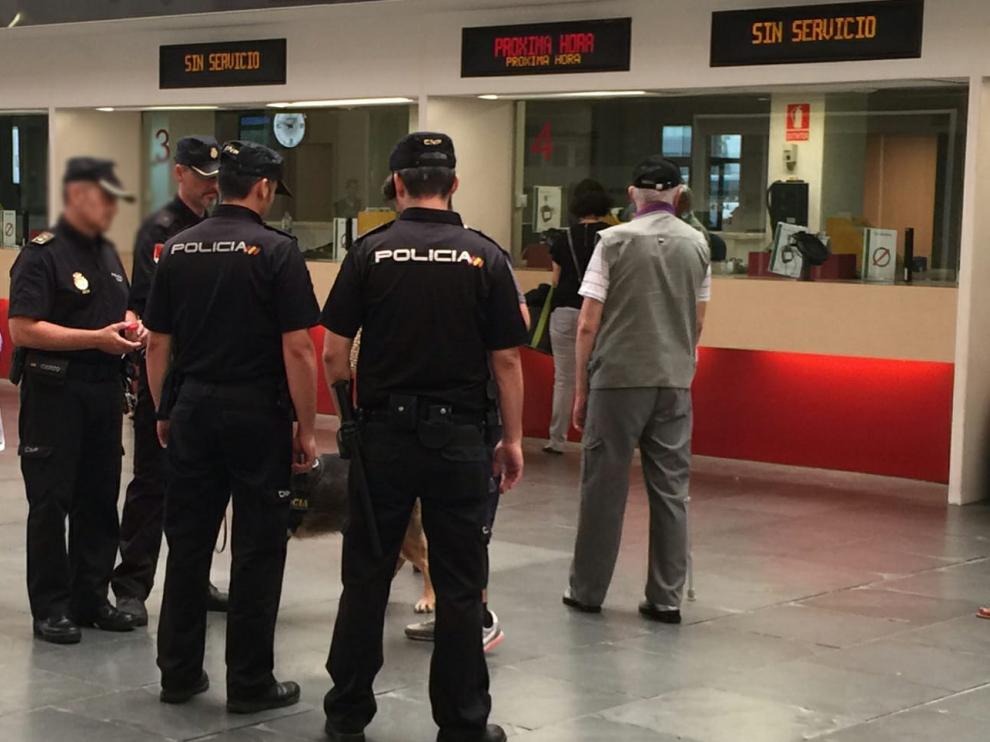 Varios policías nacionales realizan un control de pasajeros en la estación de Delicias.