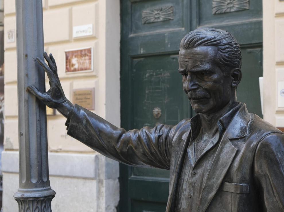 Porto Empedocle (Italy), 17/07/2019.- A view of the statue of literary figure Inspector Montalbano in Porto Empedocle, the hometown of Italian writer Andrea Camilleri, Porto Empedocle, Italy, 17 July 2019. Italian author Camilleri died in a hospital in Rome on 17 July 2019 at the age of 93. The creator of Inspector Montalbano, arguably Italy's most famous fictional detective, had been critically ill since suffering cardiac arrest a month ago. (Italia, Roma) EFE/EPA/PASQUALE CLAUDIO MONTANA LAMPO Andrea Camilleri dead at 93