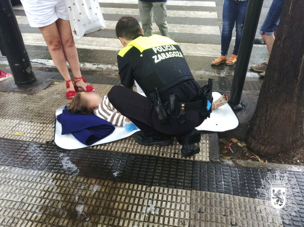La Policía Local de Zaragoza ha acudido al lugar del atropello.