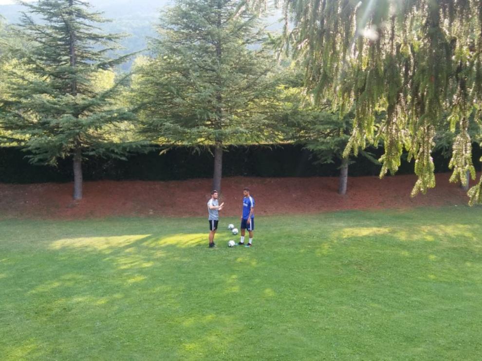 Simone Grippo, junto con el recuperador y fisio Javier Chocarro, en el campo anexo de Boltaña, donde el central suizo trabajó a solas en el ensayo vespertino de este miércoles.