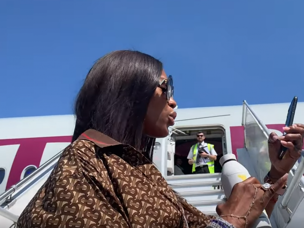 La modelo Naomi Campbell antes de subir al avión.