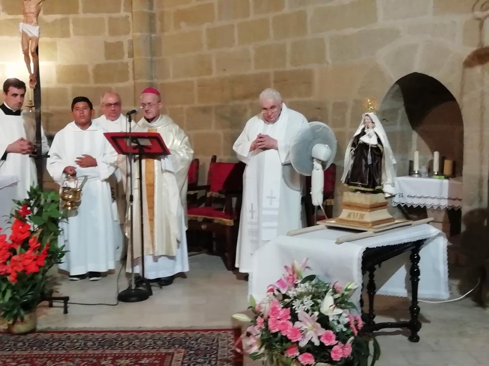 El obispo de Huesca, Julián Ruiz, bendijo la figura de la Virgen del Carmen.