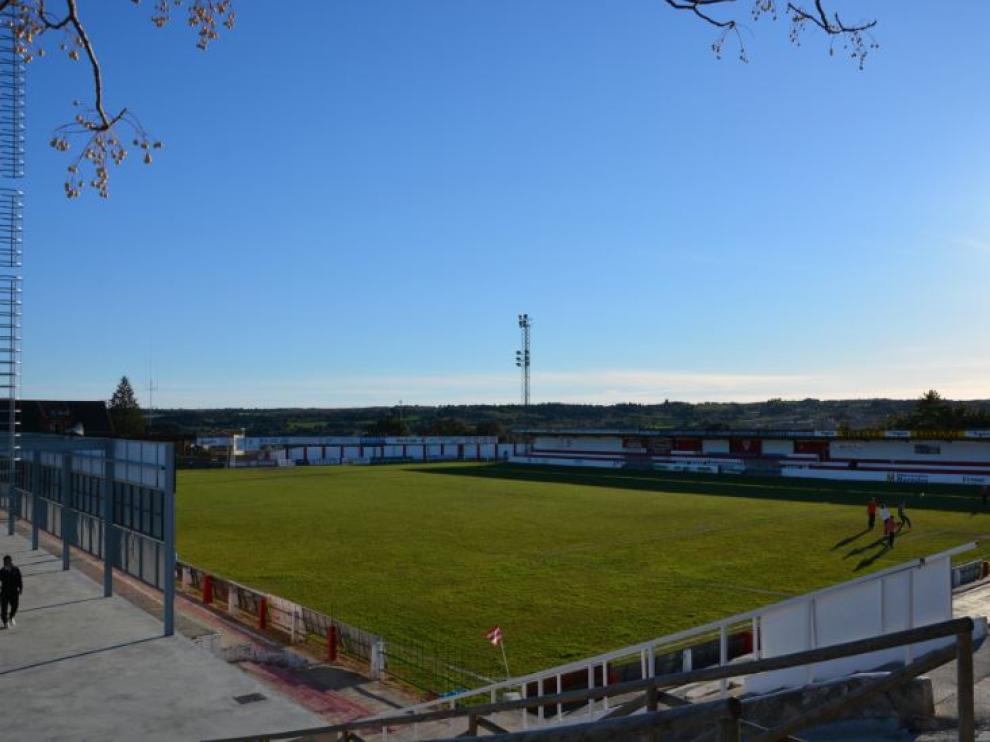 El Municipal de Barbastro, cuyo césped no reúne las condiciones mínimas para recibir al Real Zaragoza en 24 horas, el viernes por la tarde, cuando estaba previsto jugar ahí el partido a beneficio de la Federación de Peñas del Real Zaragoza.