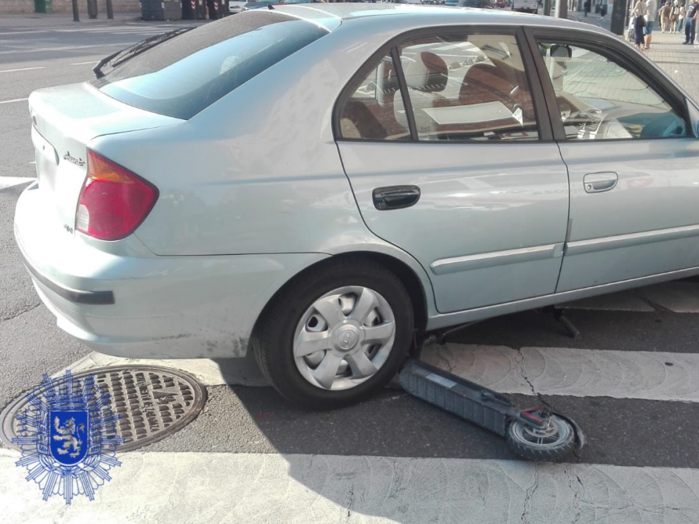 El turismo ha colisionado con el patinete.