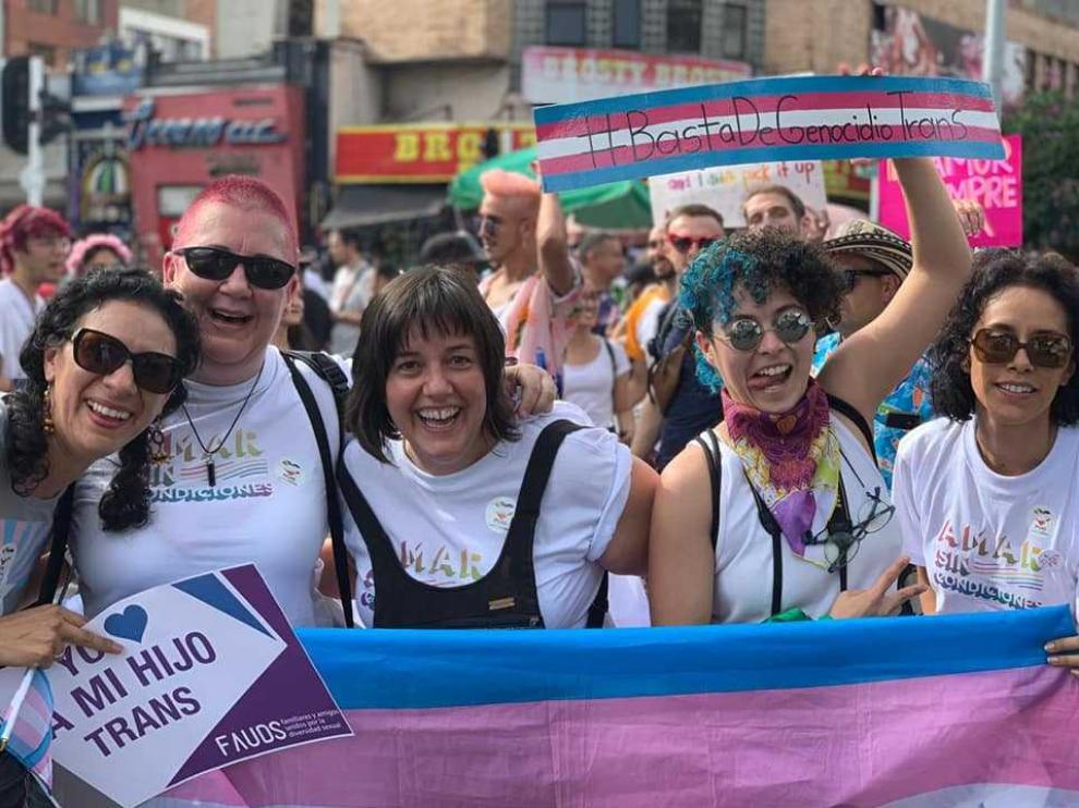 Natalia Aventín, en el centro de la fotografía, en una movilización a favor de la diversidad sexual.