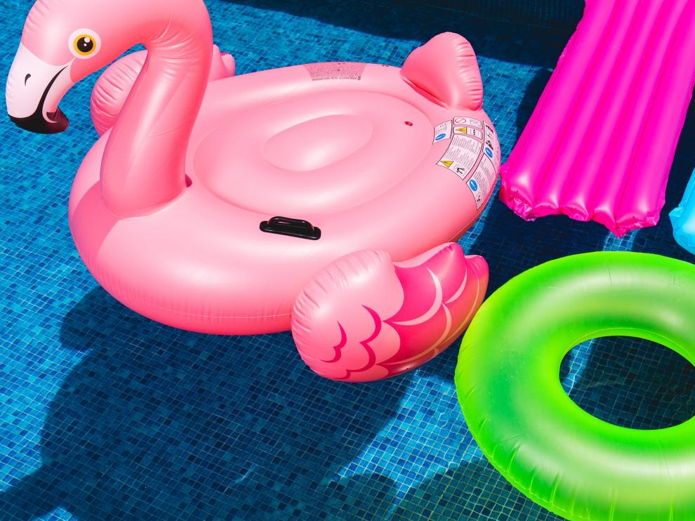 La OCU alerta del peligro para niños de los flotadores y colchonetas hinchables.