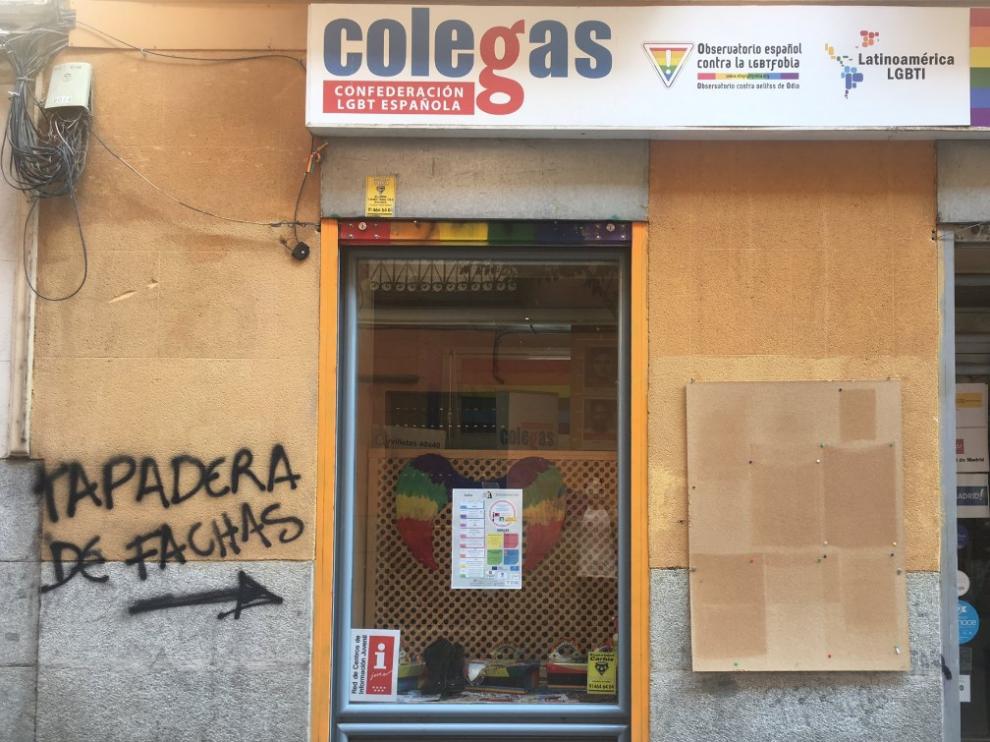 La sede de la Confederación LGBT Colegas amanece con pintadas que les tildan de "fachas".