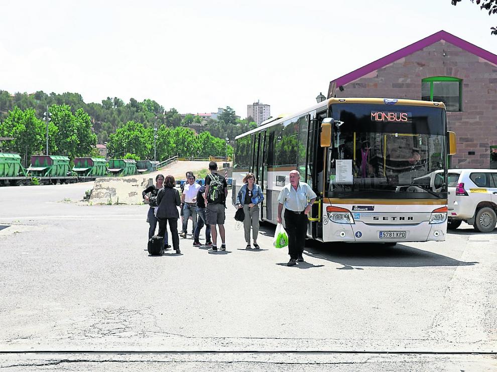 Viajeros de un bus del transporte alternativo al tren llegando ayer a la estación de Teruel.