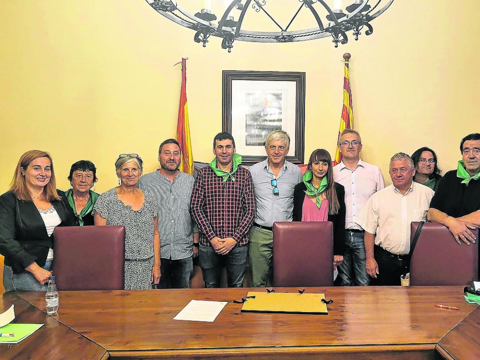 El alcalde de Canfranc y el vicepresidente de Nueva Aquitania, en el centro, con otras autoridades