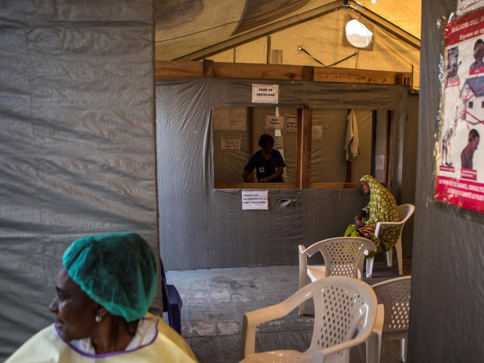Goma (Congo, The Democratic Republic Of The), 18/07/2019.- A woman showing possible Ebola symptoms waits to be treated at the detection zone before being sent to an isolation area in the Goma General Hospital in Goma, eastern Democratic Republic of the Congo, 18 July 2019. The World Health Organization (WHO) on 18 July announced that the Ebola epidemic is a public health emergency of international concern. EFE/EPA/SALYM FAYAD Ebola declared a public health emergency