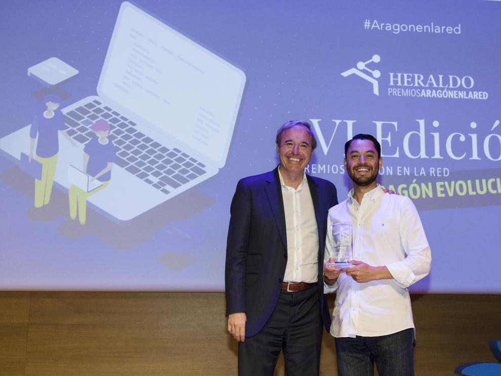 El alcalde de Zaragoza, Jorge Azcón, entregó el premio al fundador de Nooddle, Carlos Melara.