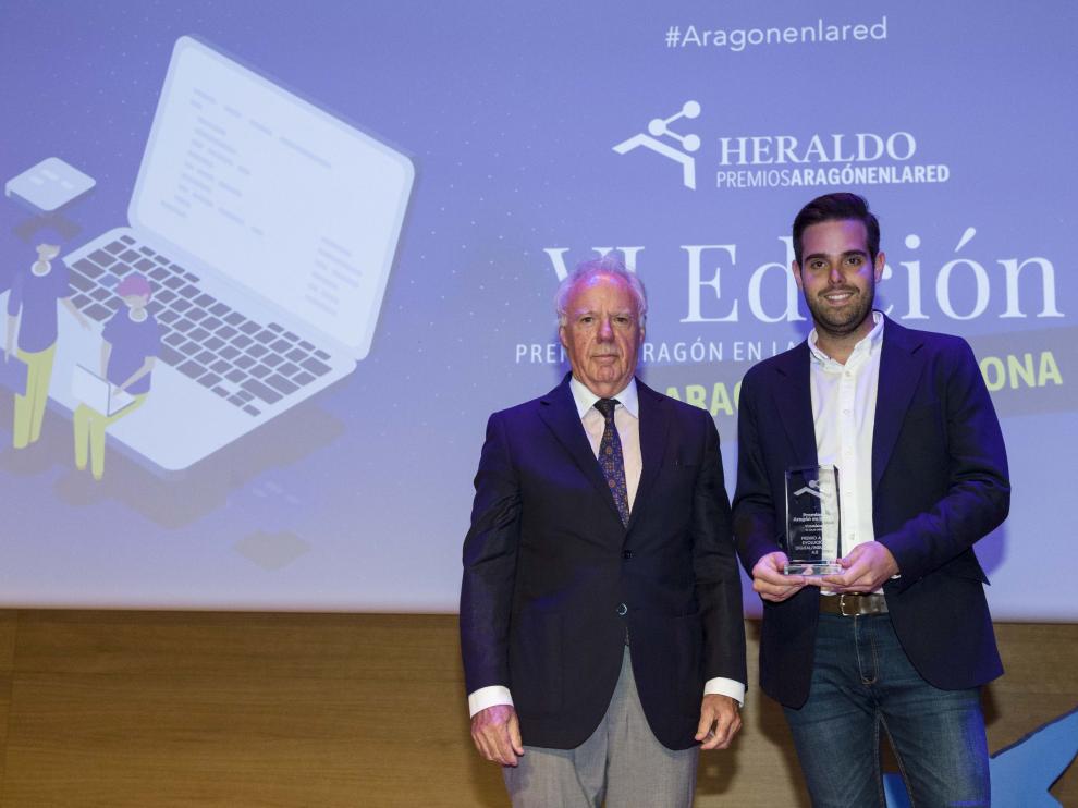 El director de Estrategia y Desarrollo de Lobe (dcha.), tras recoger el premio entregado por José María Marín, presidente de Ceste.