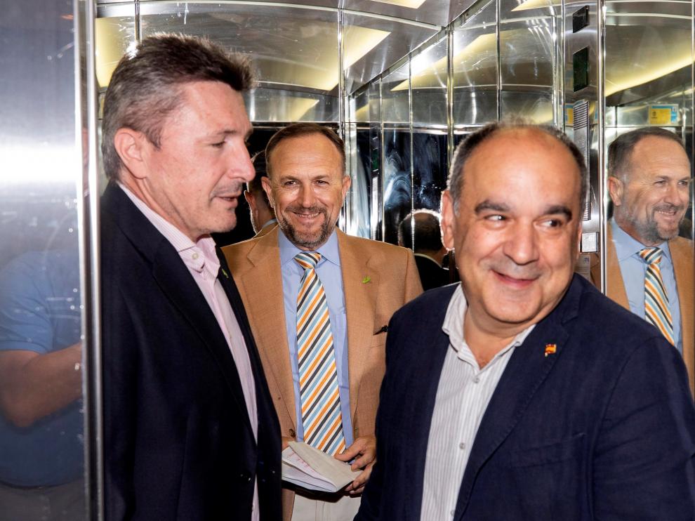 El negociador de Vox en la región de Murcia, Luis Gestoso, con los diputados autonómicos Pascual Salvador y Francisco José Carrera presentaron las nuevas condiciones para apoyar la investidura del candidato del PP en Murcia