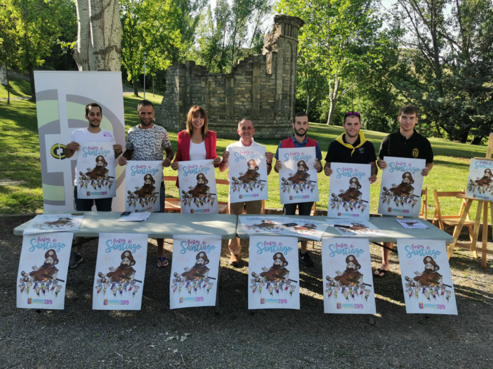 En la foto de izda a derecha, Cristian Figueruelo de la peña Os Tenazetas, Carlos Allué, concejal de festejos, Berta Fernández alcaldesa de Sabiñánigo, Gabriel Alfonso López, pregonero, Miguel Ortas, de la peña Edelweiss, Javier Ferrer, presidente de la peña La Murga, y Carlos Lacasa, de la peña La Sala.