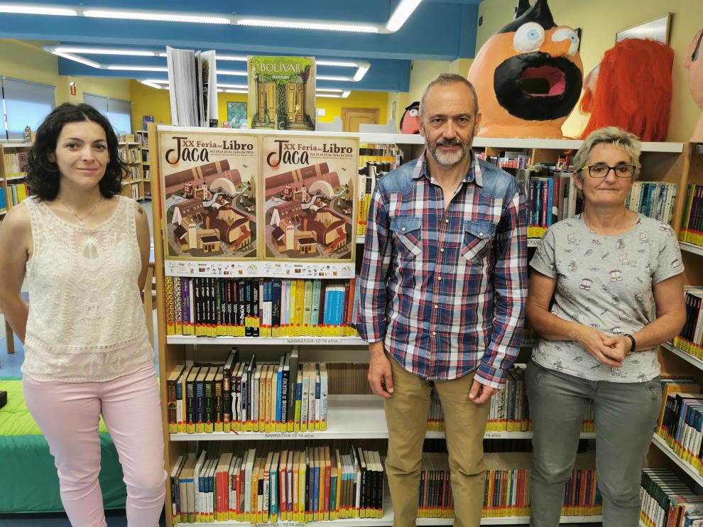 En la foto, de izda a derecha, Laura Climente concejal de educación, Javier Acín concejal de cultura y María Fernández directora de la biblioteca municipal de Jaca.