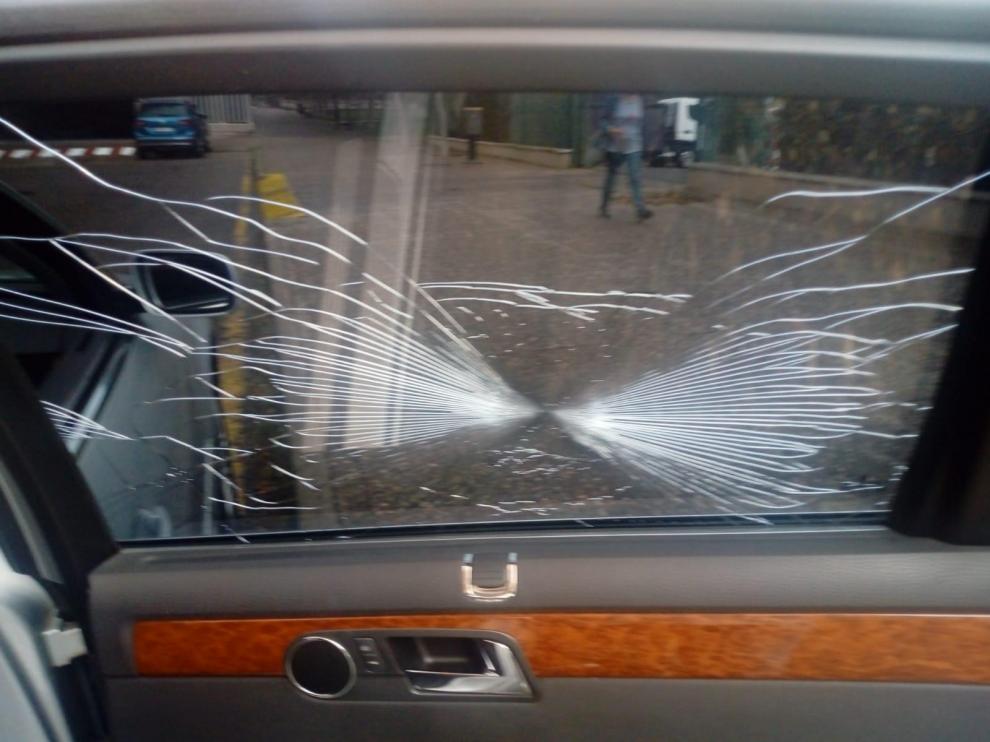 Estado en el quedó el cristal de la ventanilla del coche oficial de Olona por el golpe de un cencerro