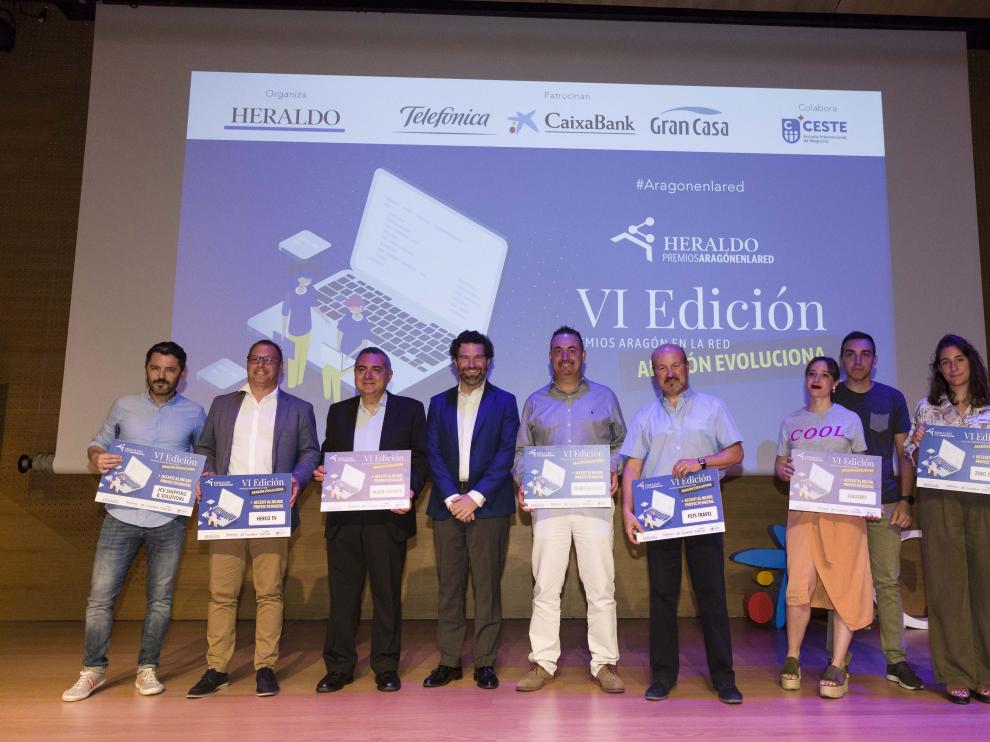 Foto de familia de Iñigo de Yarza, vicepresidente de HENNEO, con los ganadores de los accésit.