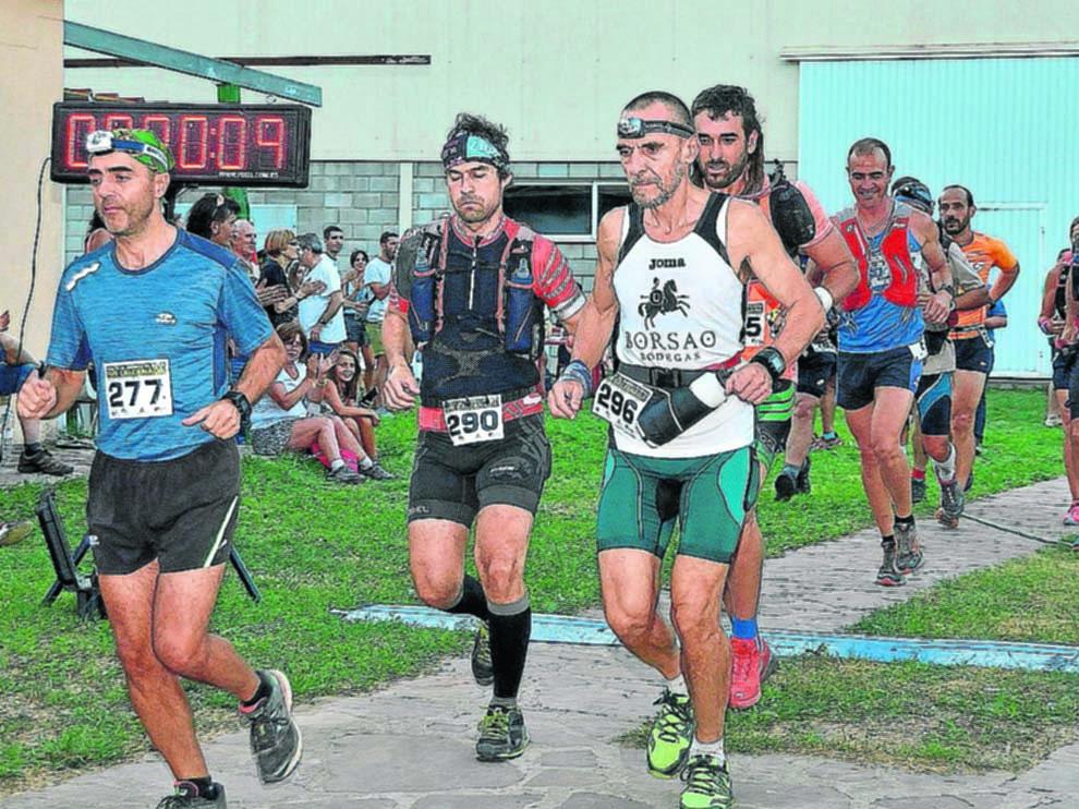 Jesús Gómez (dorsal 296) con otros corredores en una de las salidas del recorrido de 104 km.
