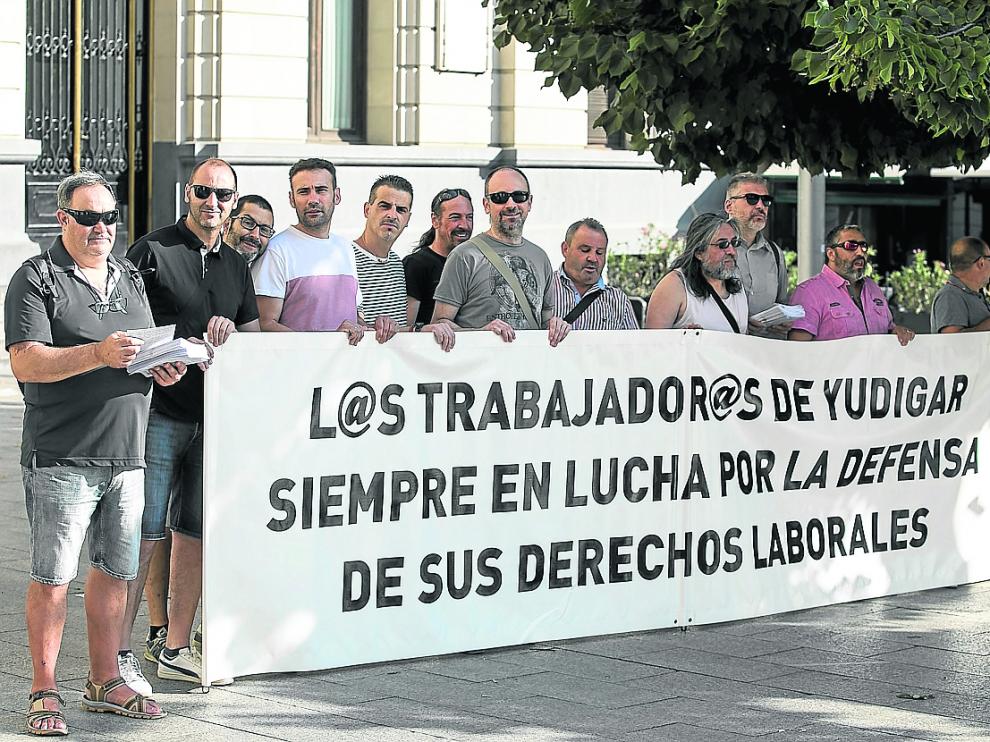 El comité de empresa de HMY llevó sus reivindicaciones este viernes a la plaza de España de Zaragoza.