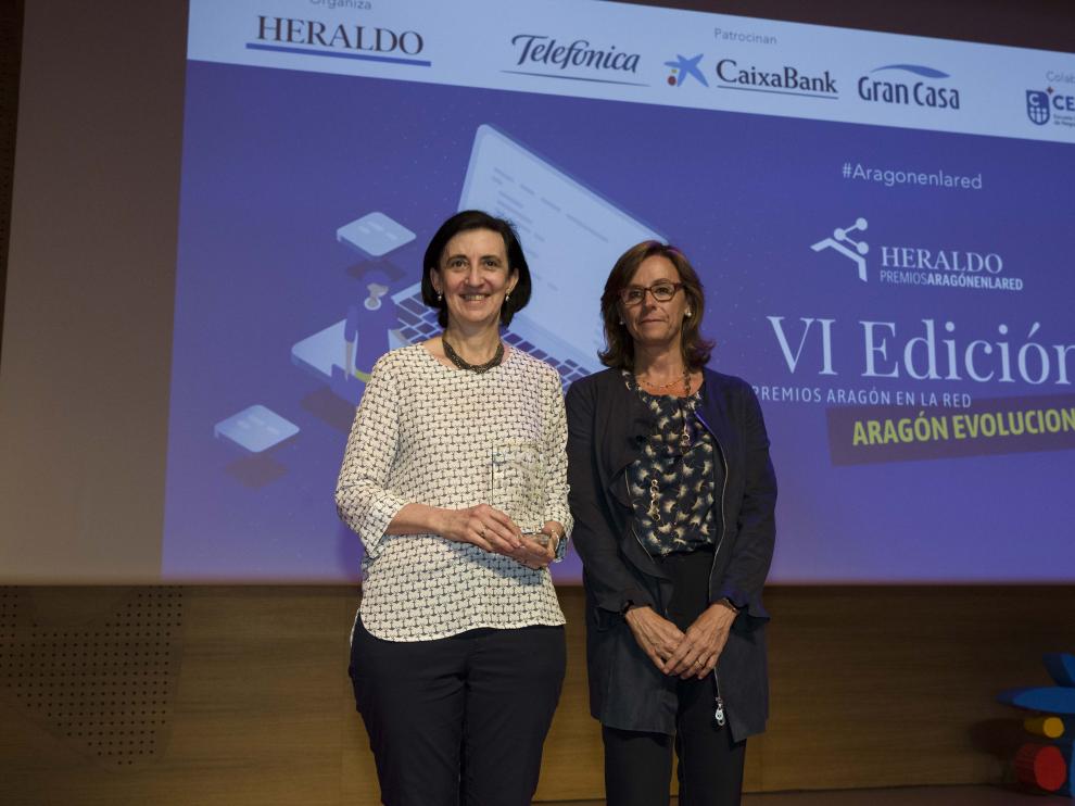 Merche Blasco, representante de Smartmum, recibe el premio de manos de Cristina González, directora territorial de CaixaBank en Aragón y La Rioja.