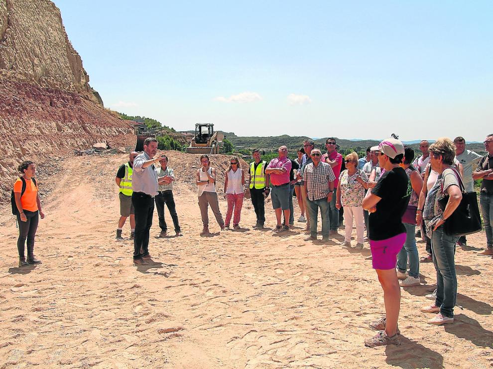 El alcalde Urquizu, concejales, técnicos y vecinos afectados, este viernes, viendo las obras de Pui Pinos.