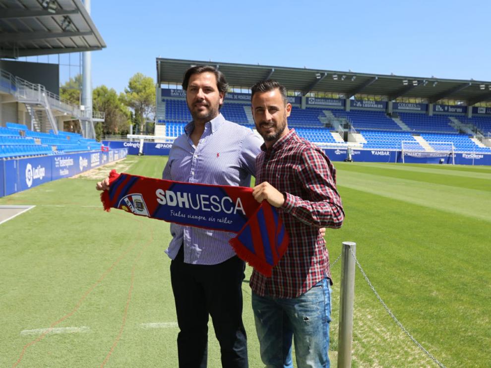Rubén García y Pedro López, tras la presentación del jugador en El Alcoraz.
