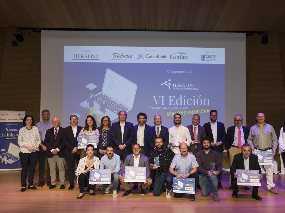 Todos los premiados en la gala, junto a autoridades, en el escenario de CaixaForum.