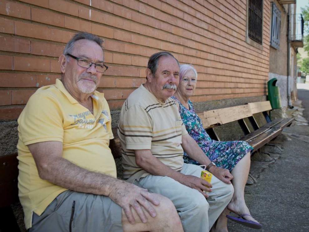 Alfonso Herrero, Alberto Velilla y Felicidad Benedicto, tres vecinos que acuden a temporadas a Balconchán.