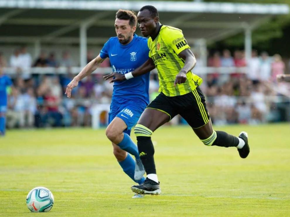 Raphael Dwamena, en uno de sus veloces y fulgurantes ataques en la segunda parte del partido de las peñas ante la Peña Ferranca de Regional Preferente, donde debutó como zaragocista anotando 5 goles.
