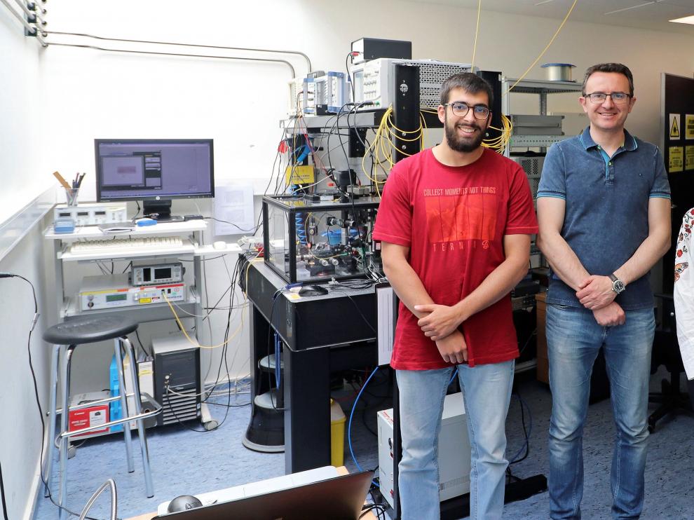 Investigadores que han participado en el proyecto para el nuevo dispositivo de detección de drogas y explosivos.
