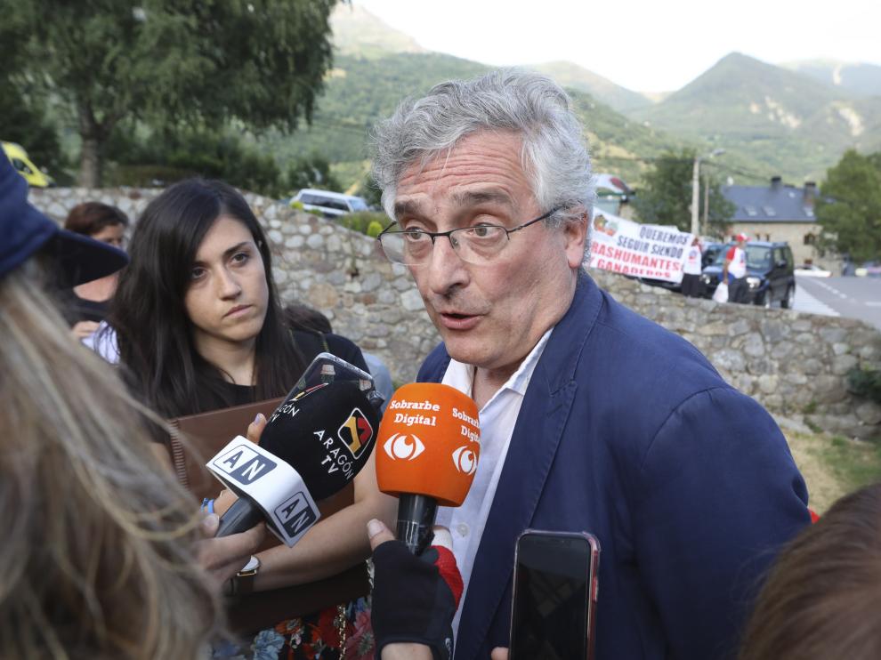 Joaquín Olona atiende a los medios de comunicación antes de reunirse con los ganaderos en Plan, el 16 de julio.